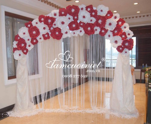 Cổng Hoa Cưới hình vòm cung hoa giấy trắng đỏ