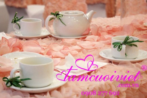 Trang trí đám cưới với bộ tách trà bàn hai họ và nước suối